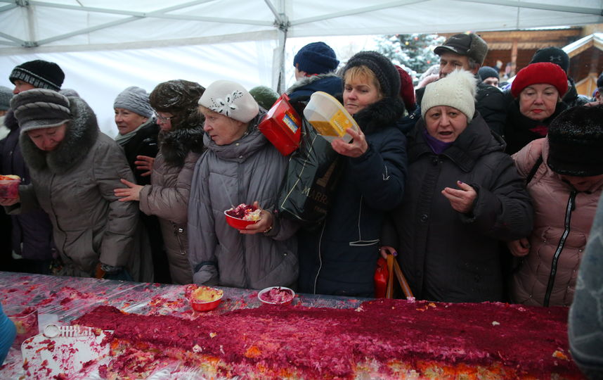 Раздача стартовала в 15 часов. Фото Василий Кузьмичёнок