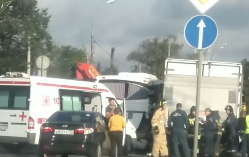 Серьёзное ДТП с участием автобуса и грузовика произошло на Дмитровском шоссе в Москве