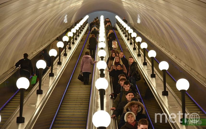 Семеро туристов из Китая упали с эскалатора в московской подземке. Фото Василий Кузьмичёнок, "Metro"