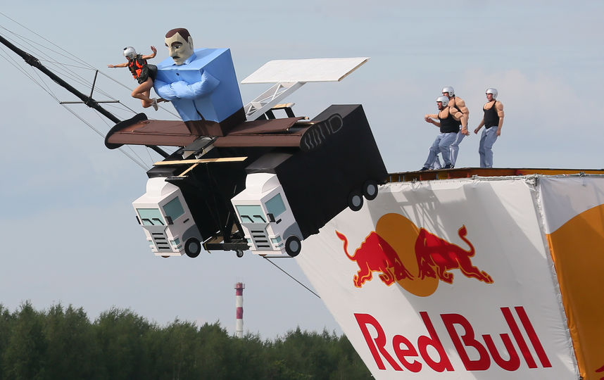 Члены команды "Универсальный шпагат" обыграли рекламный ролик, где Ван Дамм выполняет шпагат на двух грузовиках. Фото Василий Кузьмичёнок