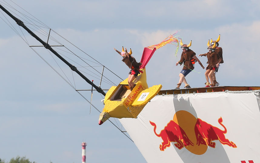 в Москве прошёл фестиваль Red Bull Flugtag. Фото Василий Кузьмичёнок