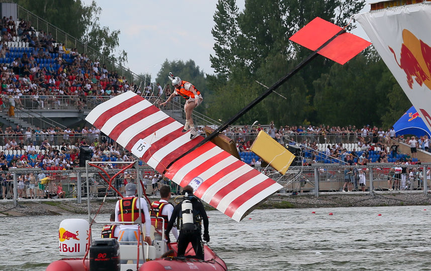 в Москве прошёл фестиваль Red Bull Flugtag. Фото Василий Кузьмичёнок