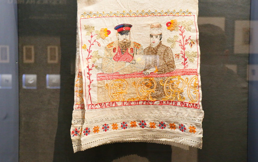 Льняное полотенце с изображением императорской четы сшила неизвестная мастерица после коронации Александра III в 1883 году. Фото Василий Кузьмичёнок