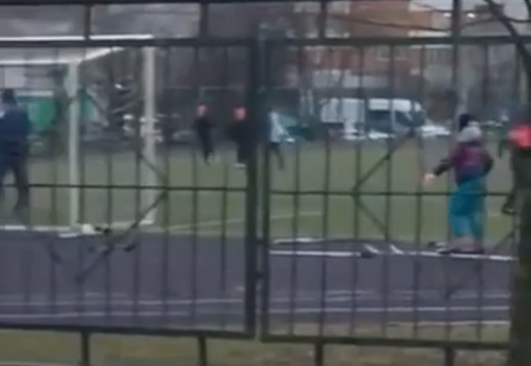 Школьники в Москве устроили лыжный забег на траве и попали на видео. Фото скриншот youtube.com/watch?v=u9aMtGHfIw4