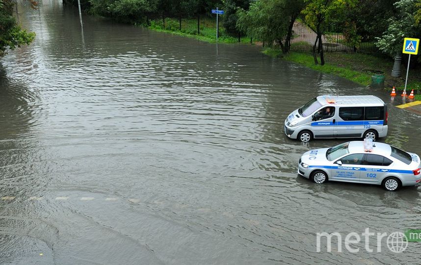 Сильнейший ливень надвигается на Москву: указания от МЧС