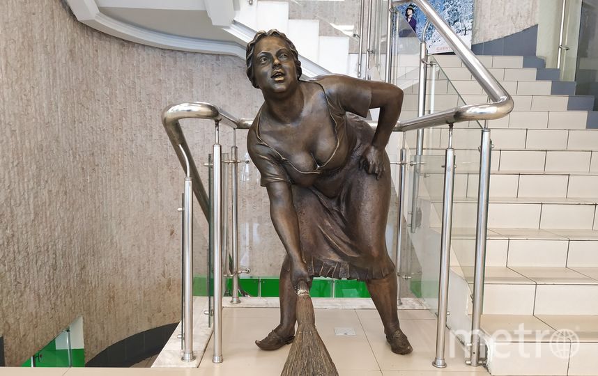 Бронзовая фигура женщины с округлыми формами и веником в руке спряталась в бизнес-центре на проспекте Мира, но желающие к ней прикоснуться на удачу есть даже среди туристов. Фото Ольга Кабанова, "Metro"