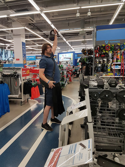 Вещи Михаила: рубашка-поло Bodyguard, мужская юбка Cos, шорты Campioni Jeans и кроссовки Reebok. Фото Василий Кузьмичёнок