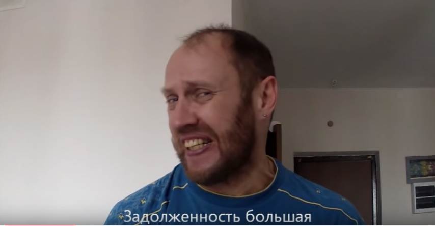 Алексей Ивлев снимает то самое видео, которое помогло ему справиться с ипотекой.