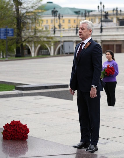 Собянин возложил цветы к памятнику маршалу Жукову и почтил память павших в войне