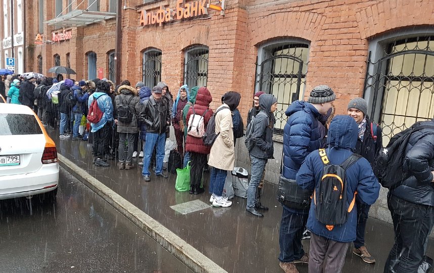 Сотни москвичей стоят в очереди возле "Яндекса" ради бесплатной колонки