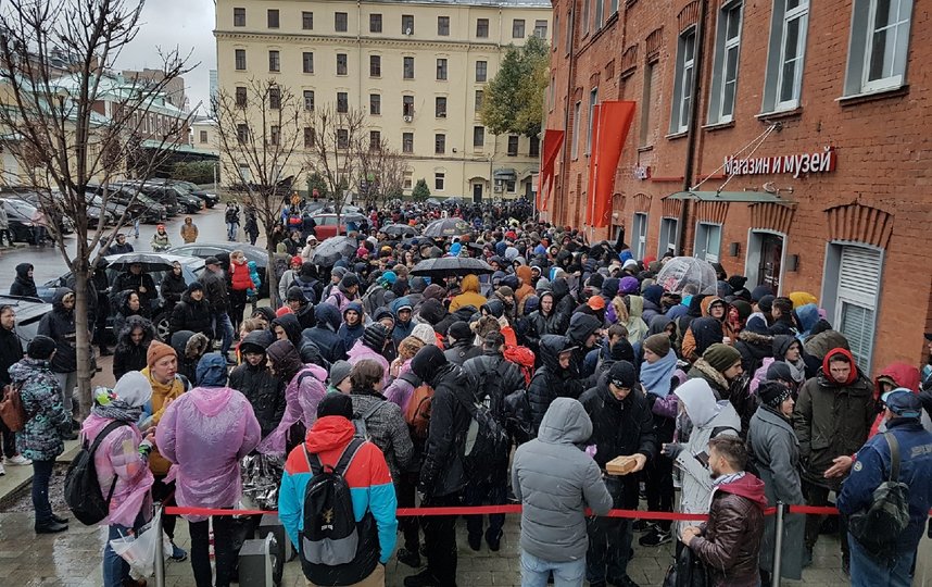 Очередь возле "Яндекса". Фото Василий Кузьмичёнок