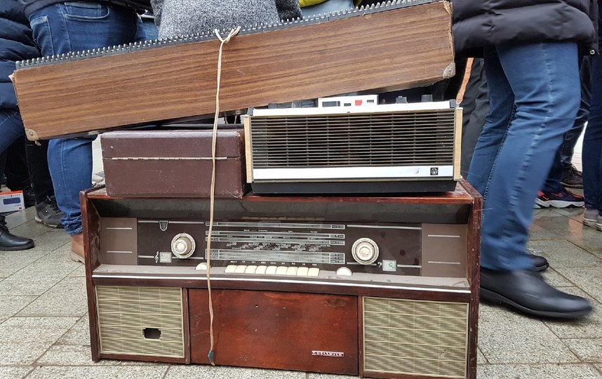 Люди обменивают старую аудиотехнику на новую колонку от компании. Фото Василий Кузьмичёнок