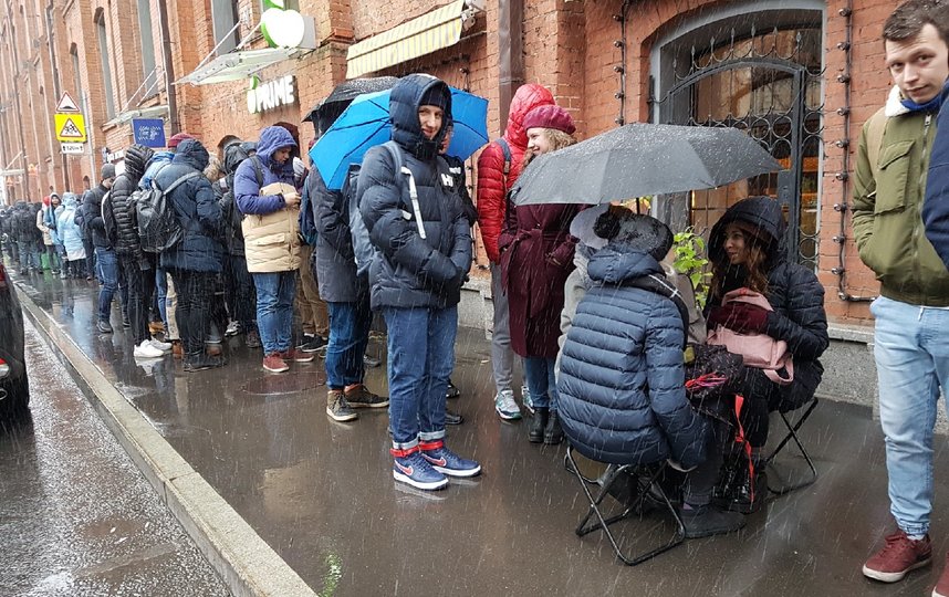 Очередь возле "Яндекса". Фото Василий Кузьмичёнок