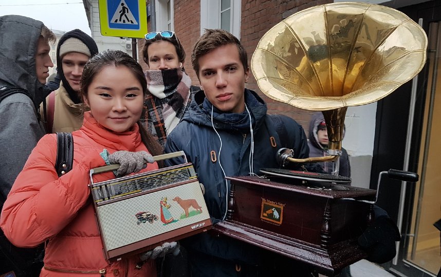 Люди обменивают старую аудиотехнику на новую колонку от компании. Фото Василий Кузьмичёнок