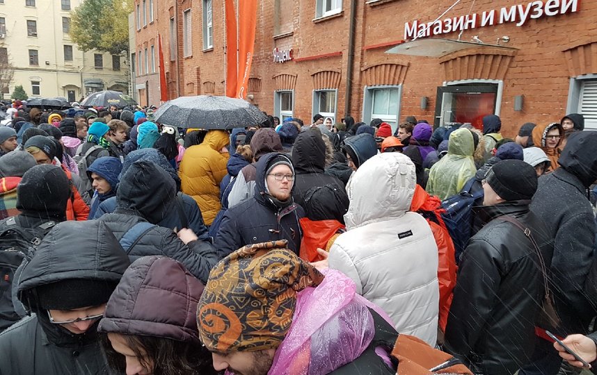 Очередь возле "Яндекса". Фото Василий Кузьмичёнок