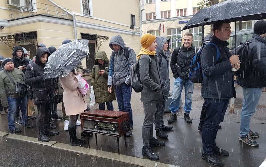Очередь возле "Яндекса". Фото Василий Кузьмичёнок