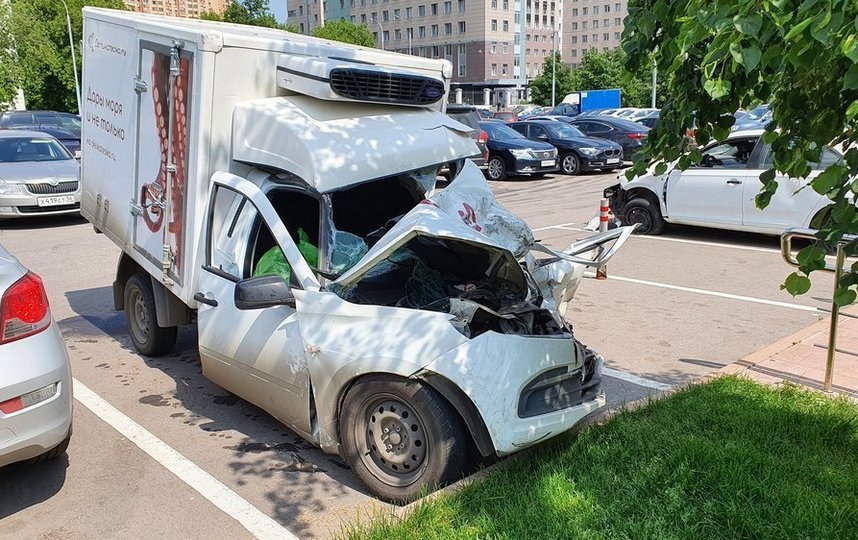 Служебный автомобиль Сергея Захарова после ДТП. Фото АГН "Москва"/Денис Воронин
