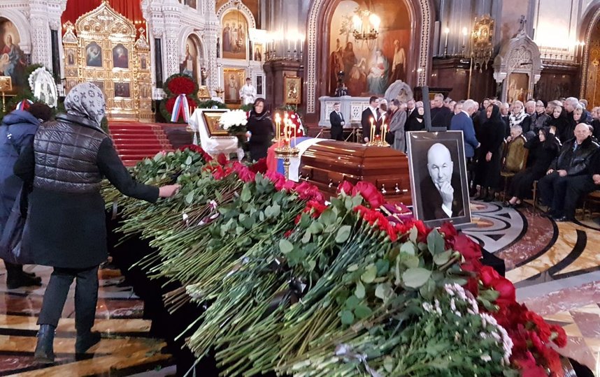 Стало известно, почему на прощании с Юрием Лужковым гроб оставили закрытым