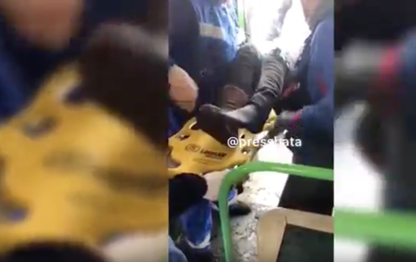 Стало известно о состоянии девушки, провалившейся в технологический люк в московском автобусе