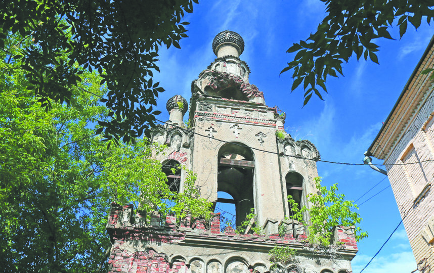 Дом Карасёва давно снесли, а сохранившаяся колокольня разрушается прямо на глазах и уже много лет нуждается в реставрации. Фото Василий Кузьмичёнок