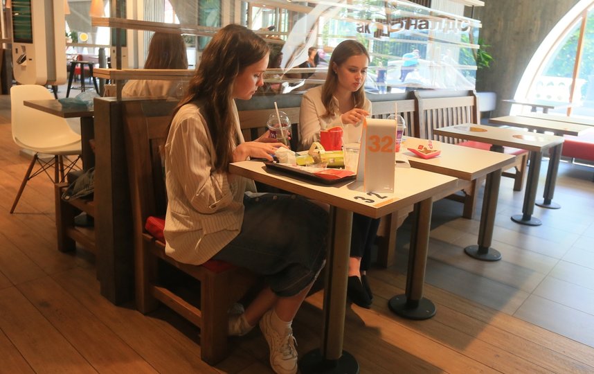 Поход Metro по столичным фастфудам. Фото Василий Кузьмичёнок