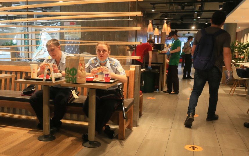 Поход Metro по столичным фастфудам. Фото Василий Кузьмичёнок