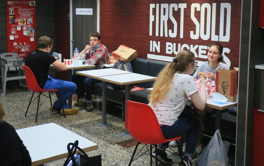 Поход Metro по столичным фастфудам. Фото Василий Кузьмичёнок