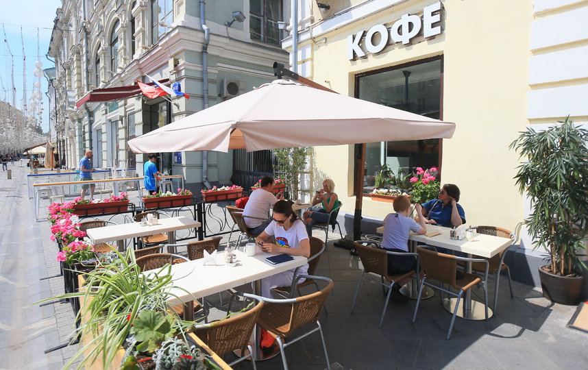 Рестораны открыли летние веранды в Москве. Фото Василий Кузьмичёнок