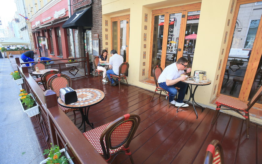 Рестораны открыли летние веранды в Москве. Фото Василий Кузьмичёнок