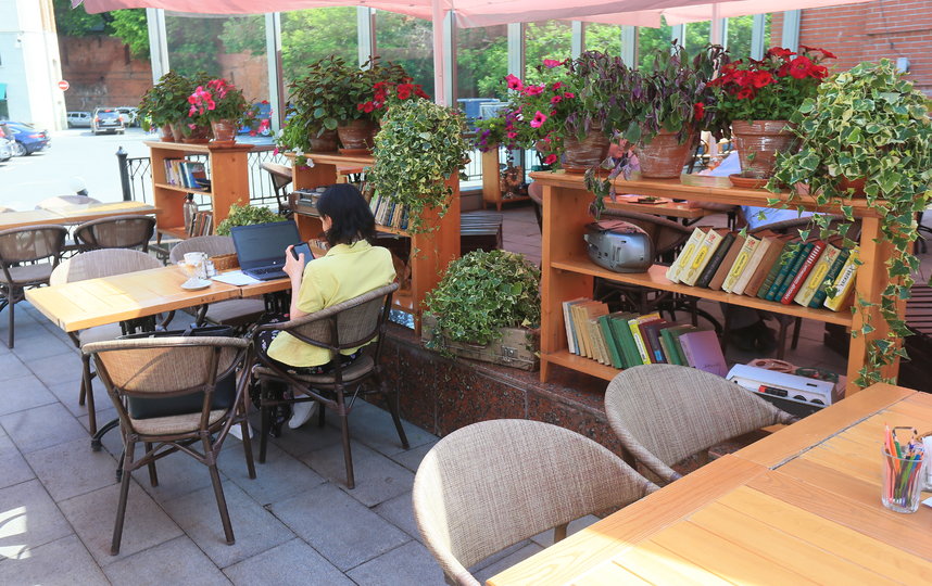 Рестораны открыли летние веранды в Москве. Фото Василий Кузьмичёнок