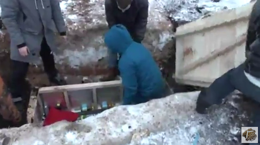 Александра Габара откапывают. Фото предоставила Александра Гамбарова