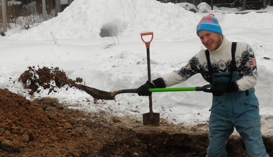 Александр Габар копает яму. Фото предоставила Александра Гамбарова