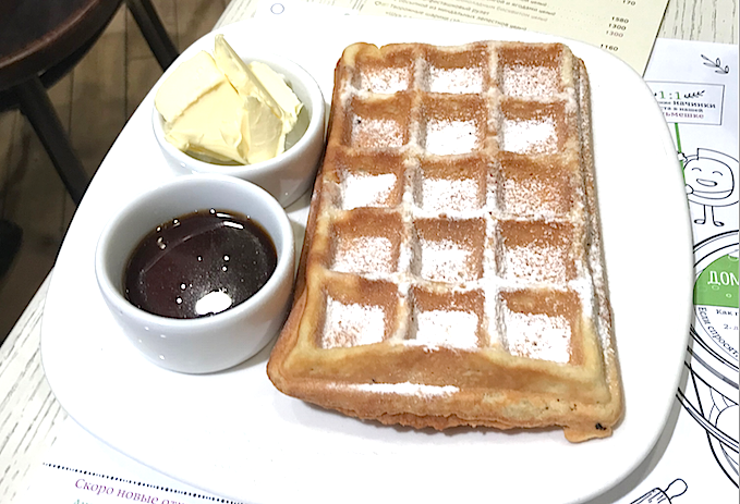 Бельгийская вафля с кленовым сиропом. Фото Индира Шестакова, "Metro"