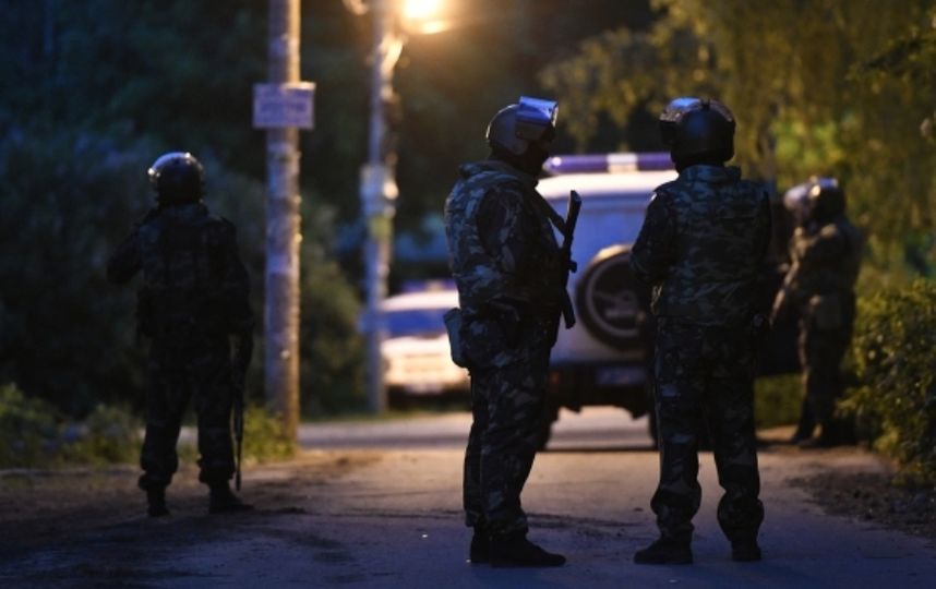 Сотрудники правоохранительных органов в Кратово. Фото РИА Новости