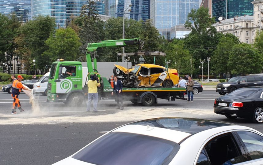 Страшная авария на Кутузовском проспекте в Москве: двое погибших, пятеро пострадавших