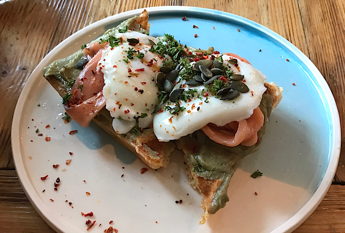 Яйца пашот с авокадо и слабосолёным лососем на вафлях. Фото Индира Шестакова, "Metro"