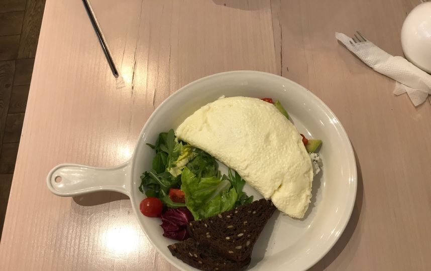 Белковый омлет с авокадо и сливочным сыром. Фото Индира Шестакова