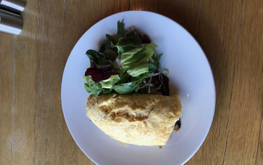 Омлет с грибами, бри и кейлом. Фото Индира Шестакова