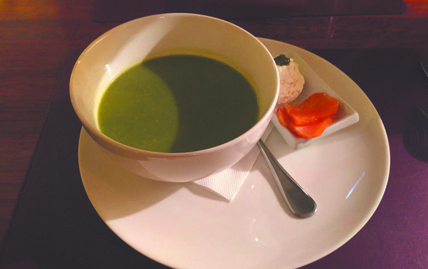 Крем-суп из брокколи и шпината с кусочками копчёного лосося. Фото Анна Храмцова