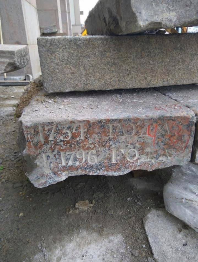 Ступени московского Театра эстрады оказались давно утерянным постаментом памятника. Фото скриншот facebook.com/sosedi.yakimanka.