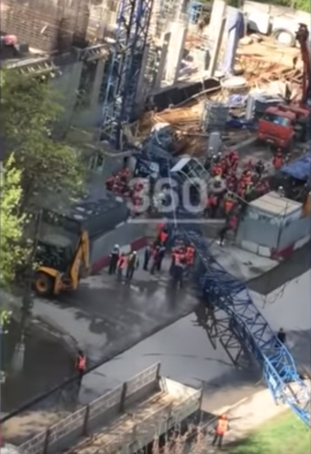 Строительный кран рухнул на западе Москвы. Видео