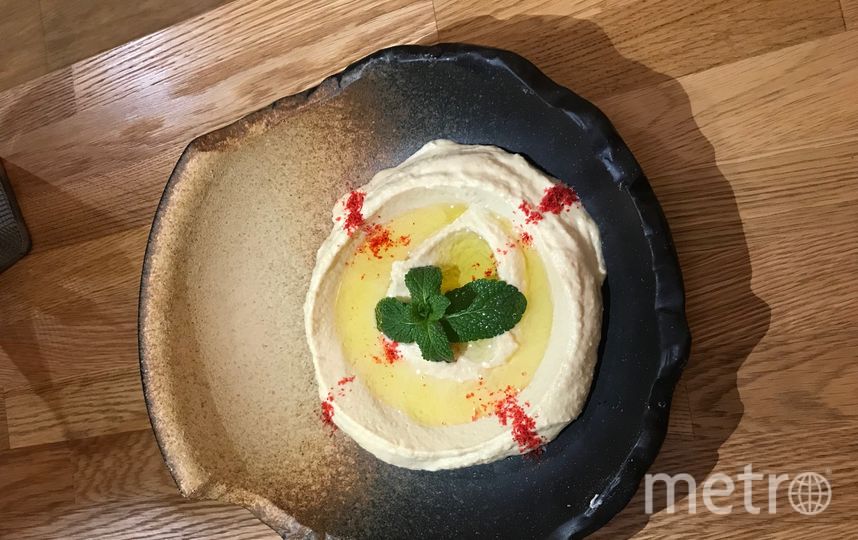Хумус с тёплой лепёшкой. Фото Индира Шестакова, "Metro"