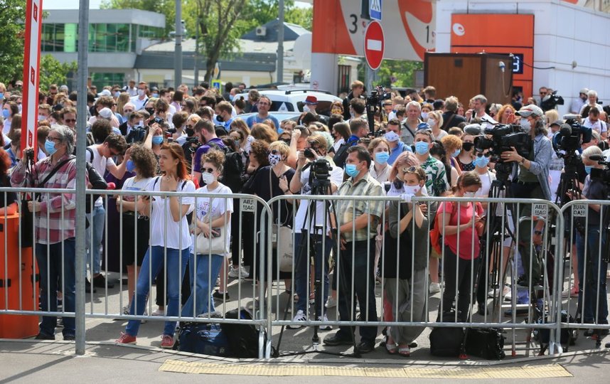 Толпа у здания Мещанского суда, где судят Серебренникова. Фото Василий Кузьмичёнок