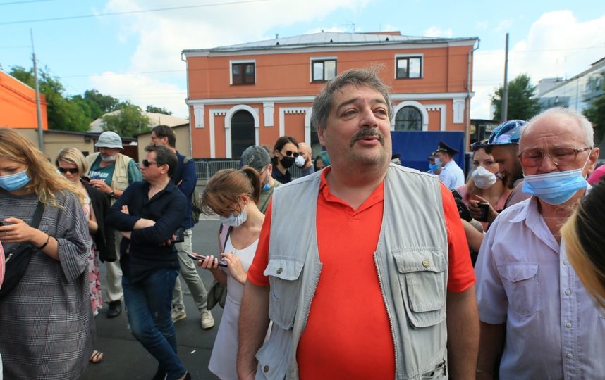 Писатель Дмитрий Быков у здания суда. Фото Василий Кузьмичёнок