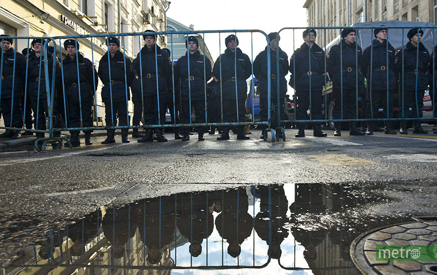 в Сети появился видеоролик, на котором видно, как один из полицейских во время задержания бьёт девушку в живот. Фото Василий Кузьмичёнок