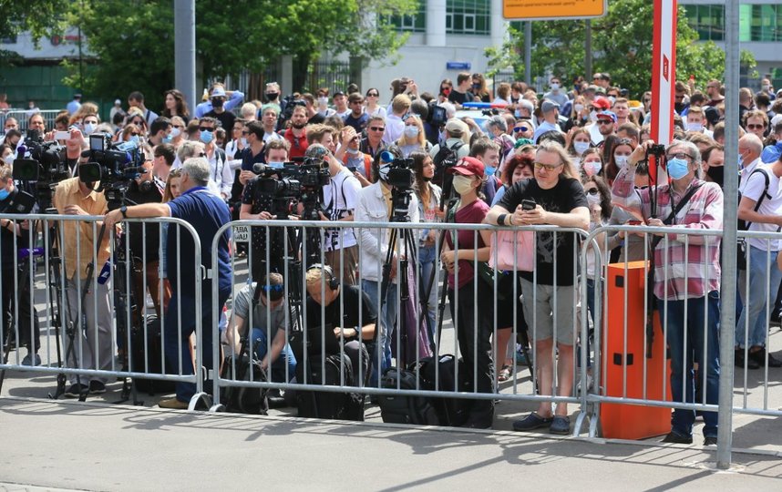 Толпа у здания Мещанского суда, где судят Серебренникова. Фото Василий Кузьмичёнок