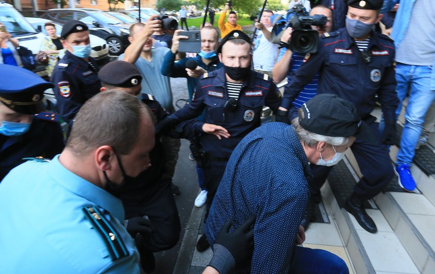 Суд продлил домашний арест актёру Михаилу Ефремову