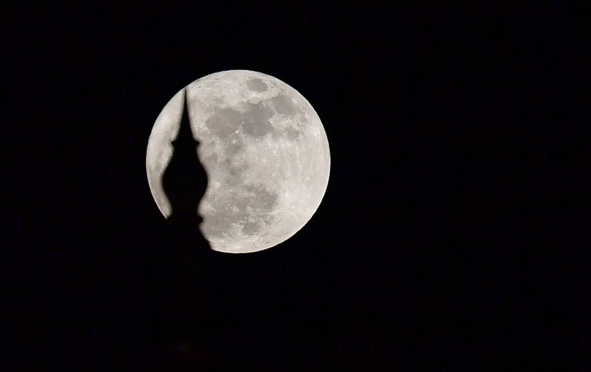 Суперлуна в ОАЭ, Абу-Даби. Фото AFP