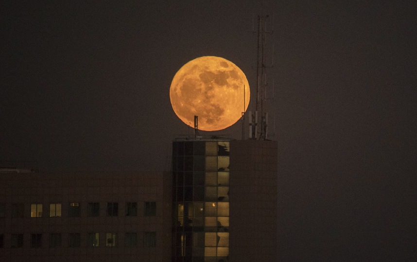 Суперлуна в Израиле. Фото AFP
