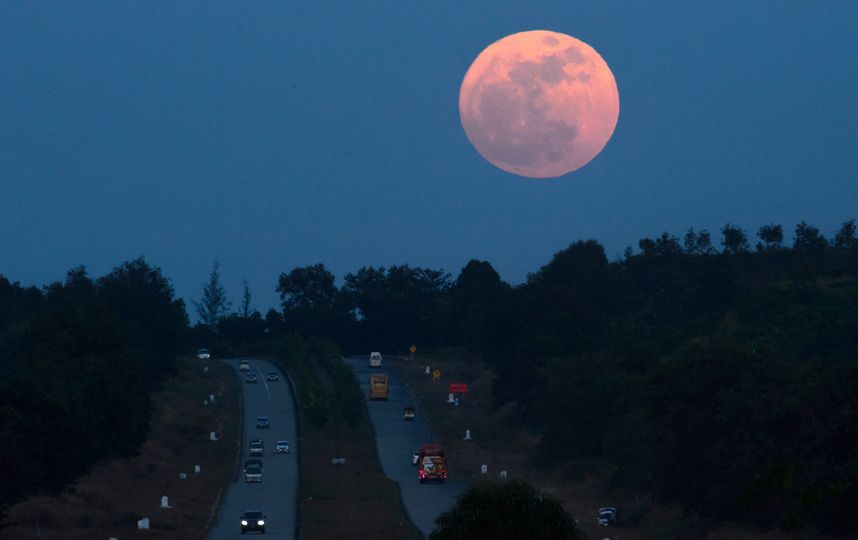 Суперлуна в Мьянме. Фото AFP
